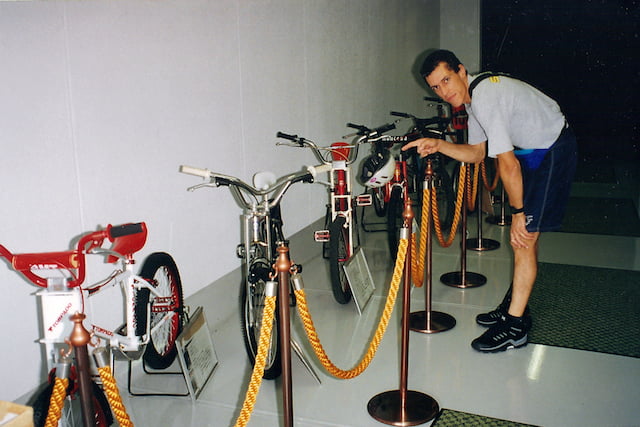 Edu Capivara visitando o Museu do Biketrial no Japão