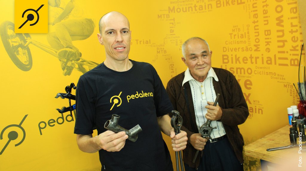 Sr Satoshi com Edu Capivara e as ferramentas
