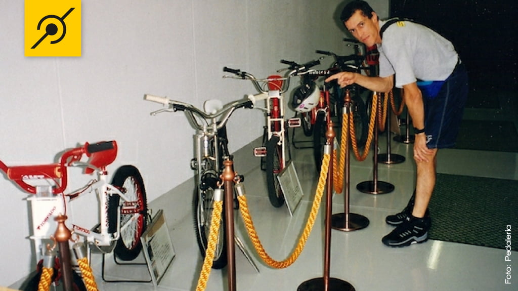 Eu, apontando para o modelo Montesita T5, a primeira Biketrial, criada por Pedro Pi e 1978.