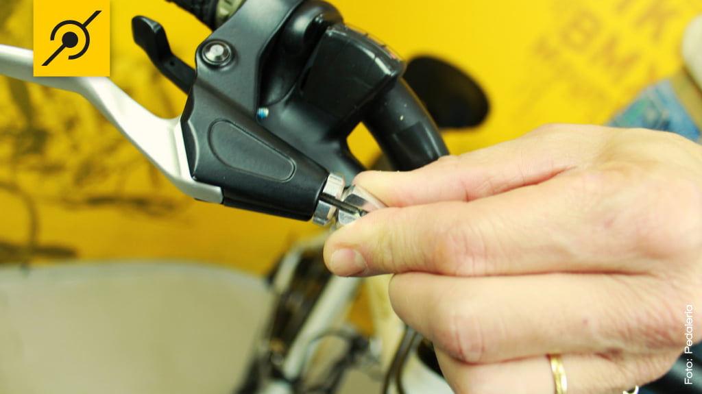 Para um rápido ajuste de freios (mais alto ou mais baixo), utilize os parafusos esticadores de cabos nas manetes. 