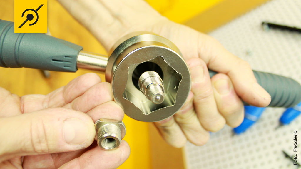 O dispositivo central da ferramenta pode se conectar a vários tipos de eixos, fazendo “ancoragem” para evitar que escape.