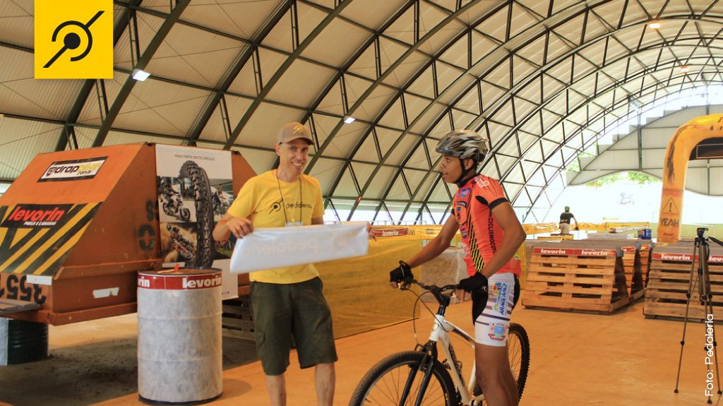 Na finalização da decoração da pista, Edu Capivara conversa com o atleta da cidade Márcio dos Santos “Pixaín”, vencedor da categoria Iniciante.