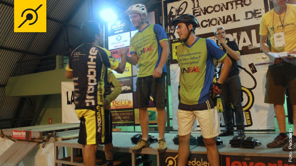 Cris Santos cumprimentando Diego Magno pela vitória na ELITE, e a direita o atleta Rafael Moraes, 3º colocado na PRÓ.