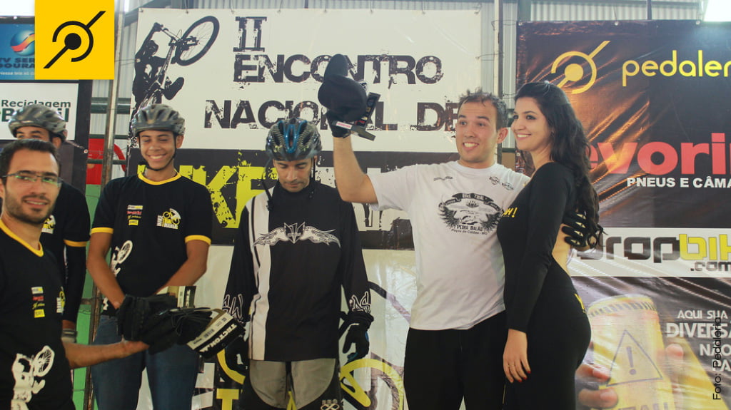 A esquerda, Juarez Júnior (Ciclo Mania) entregando os prêmios da categoria Iniciante.
