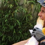 Edu Capivara comendo pão e pedalando